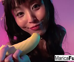 Marica Hase reçoit un coffret cadeau de jouets sexuels à utiliser !