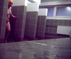 Verborgen camera's in publiek zwembad douches 985