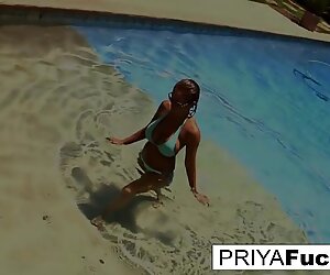 Priya Rai in hot Nyár Nap a medencében egy szexi indiai pornósztárral - priyarai