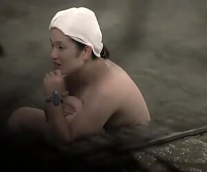 Ronde asiatique femme mûre dans le jacuzzi sur les douches voyeur cam nri018 00