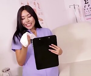 Asiatisk sygeplejeske fodgudinde viser sygeplejeske fødder