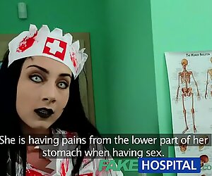Fakehospital pacjent dzieli się z lekarzami pałą z halloweenowymi pielęgniarkami zombie