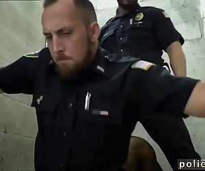 비디오 일본 곰 경찰 남자 섹스와 큰 음경 게이 빌어 먹을 백인 경찰과