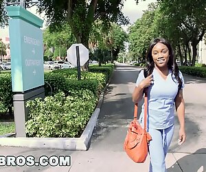 Hot ebony sygeplejerske kneppet på bang bussen (bb13612)