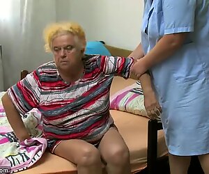 Zrelé ženy používajúce vibrátor na bucľaté babičke