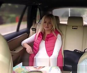 Amateur blondie sucks off and banged in the backseat