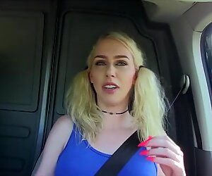 Milost Harperovi kundička nacpaná do auta
