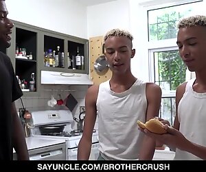 Brothercrush - a fi lins și futut de frații vitregi mai tineri identici Mele