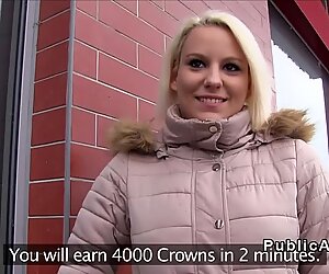 Storbarmet tjekkisk blondine får enorm pik i offentligheden