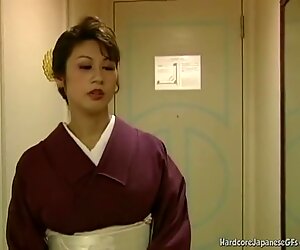Japanse babe met kimono, pijpen en neukende harde porno