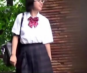 Studentesse giapponesi pisciare in pubblico beccati su telecamera nascosta