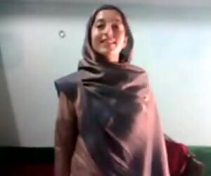 Storbröstad pakistansk tjej blir förförd och fingerknullad i pov