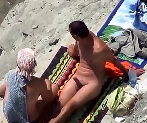 Kaksi alastonin pariskuntaa rannalla saa seksikkäästi aikaa