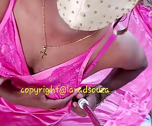 Indiase crossdresser model lara d''_souza in roze satijnen nachthemd