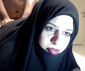 Tyk muslimsk kvinde knepper hjemme
