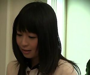 Hübsche junge japanische ehefrau-massage mit libidoöl endet gefickt jav-porno