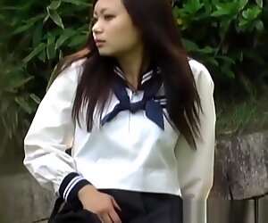 Azjatki nastolatka ściera i sika