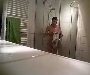 Neştiind fata luând un duş înregistrat