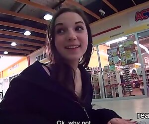Kaunis tsekkiläinen teini kiusautuu kauppakeskuksessa ja kiusautuu näkökulmaan