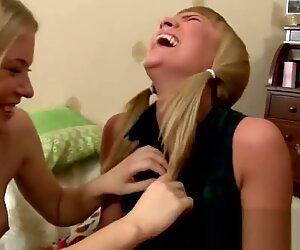 Sexy blondínky lesbičky bozkávanie a dotýkanie sa ich prsia!