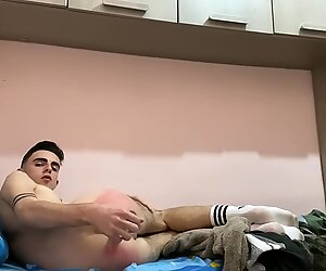 Video en solitario de un hombre blanco flacas metiendo sus culos mientras se masturba