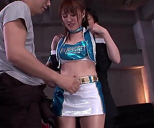 Tsubasa Amami είναι πεσμένη στα γόνατα pleasuring two pulsating shafts