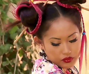 Una ragazza giapponese rovente vestita in costume ditalino la sua figa