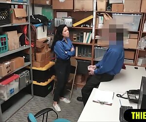 Kvinnelig sikkerhetsoffiser blir knullet av sin kollega