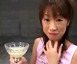 Јапански тинејџер пије трофејну шољу пуну сперме (делимично убрзано)