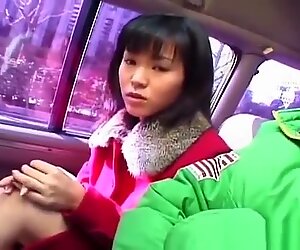 Heißes asiatisches Baby im Auto, das Spaß hat Teil 1