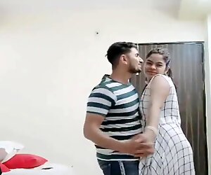 Lindas parejas hindúes preparándose para el sexo antes de filmarse