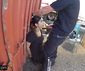 Schroef de politie - latina Stoute meid betrapt zuigt een politie pik