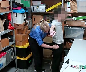 Agente donna sottomette il taccheggiatore adolescente a penetrarla duramente
