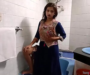 Indisk tonåring sarika med stor bröst i dusch