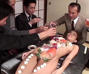 Cam2real.ir - uomini d'affari mangiano sushi dal corpo di una ragazza nuda