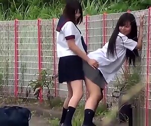 Japanese teenage skanks pissing