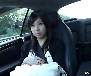 Die japanische Brünette Karin Asahi lutscht unzensiert den Penis im Auto.