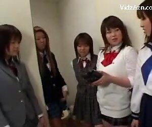 5 pelajar sekolah berpakaian seragam hukuman untuk lelaki kedutan off his ayam jantan on the floor
