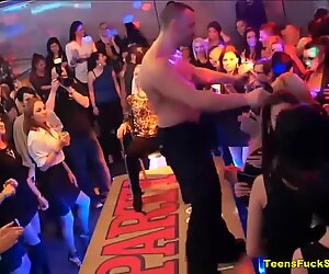 Пьяные жены и подростки становятся блудницами во время вечеринки стриптизерши