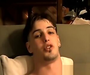 Νεαρός γυμνός ομοφυλοφιλικό άντρας με καυτά λευκά αγόρια με μακρυά μαλλιά πανκι στρέιτ αγόρι
