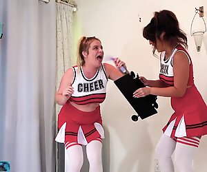 Le cheerleader provano la macchina del sesso