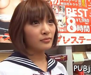 Japonesas milf Kirara Asuka é sextoy sua vulva com um vibrador