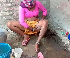 Velká prsa indky bhabhi venku koupel