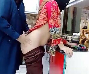 Пакистанска жена анални секс јебена у рупу у кухињи док ради са чистим звуком