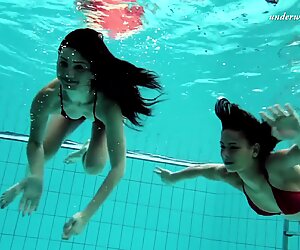 Dvě žhavé krásky z Ruska v českém bazénu