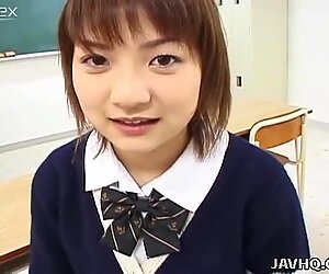 Múp míp face cô gái học đường tukushi saotome đang thực hiện một cuộc phỏng vấn ngắn trên máy quay