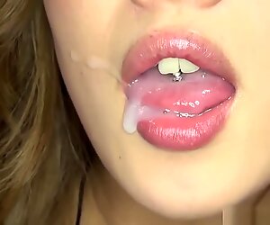 Aika modelo sexy con un anillo de lengua dando mamada